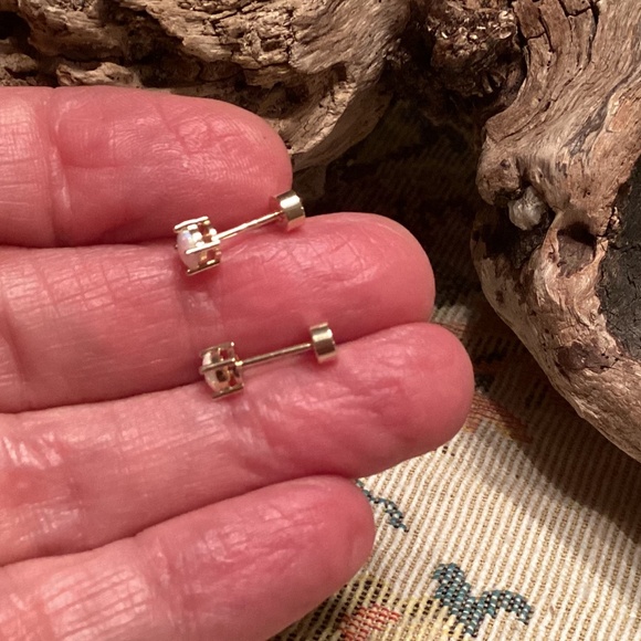 NEW Iridescent Opal Stud Flatback Screw Earrings in Gold Setting - Picture 4 of 5